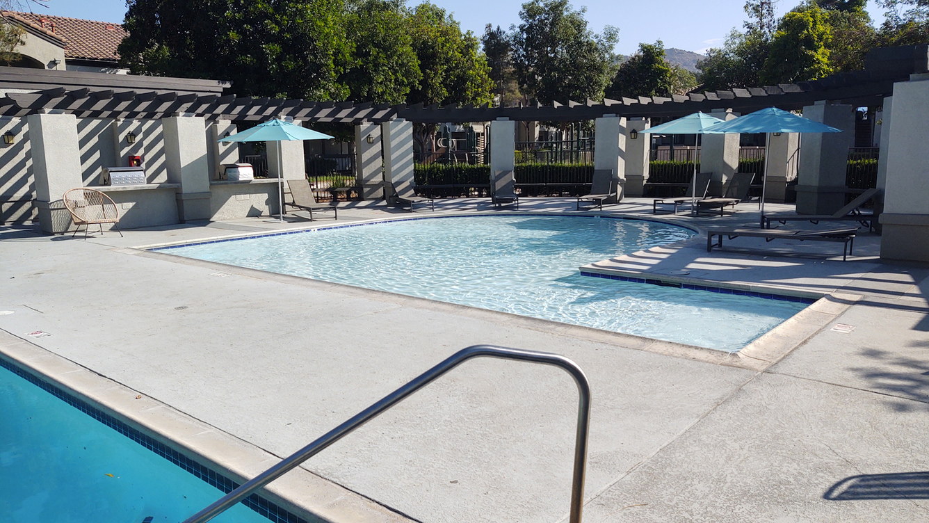 Apartments in Corona, CA Deerwood Apts